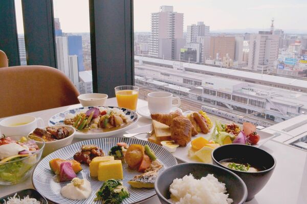 眺望を楽しみながら朝食を味わえるカンデオホテルズ宇都宮