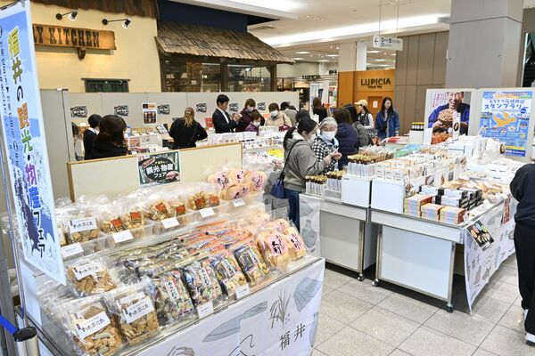 福井県の名産品が並ぶ物産展＝12日午前、宇都宮市