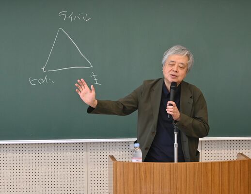 夏目漱石の小説を解説しながら講演する三田さん