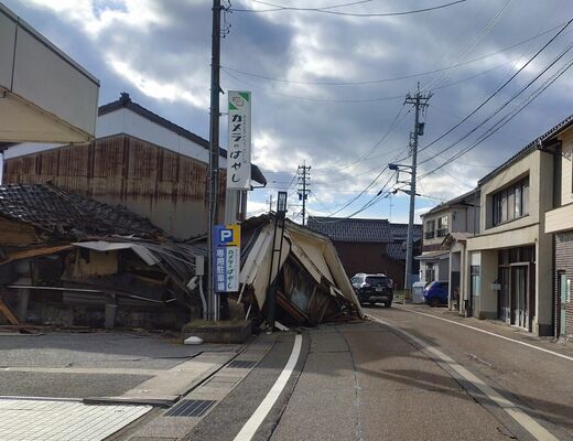 地震で倒壊した建物。道路の片側車線をふさいだ＝２日、石川県珠洲市（田保さん提供）