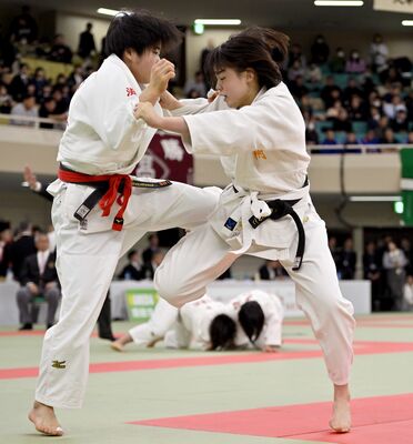 女子団体準々決勝　足短大付の中堅・磯木（右）が大内刈りを仕掛ける＝日本武道館