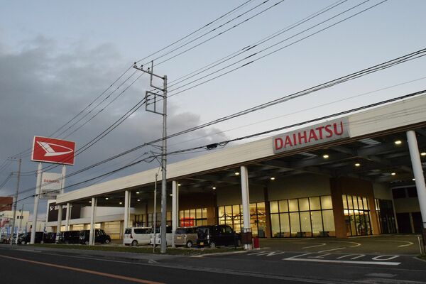 品質不正問題が浮上しているダイハツの販売店＝21日午後、宇都宮市上横田町