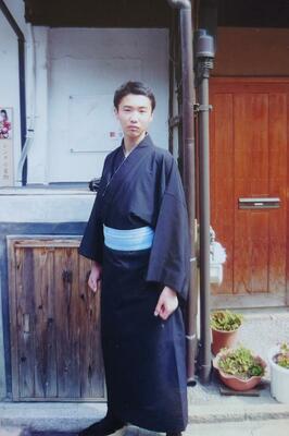 中学生の時、修学旅行先の京都市で着物姿になった高瀬淳生さん。骨董に興味を示す古風な一面もあった＝２０１５年春（遺族提供）