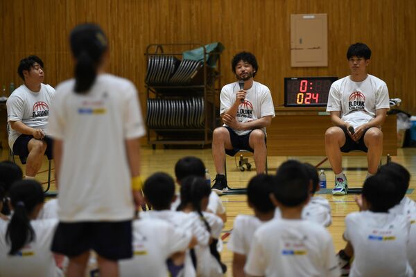 トークイベントで参加者の質問に答えるブレックスの田臥（奥中央）と村岸（奥右）＝ブレックスアリーナ宇都宮