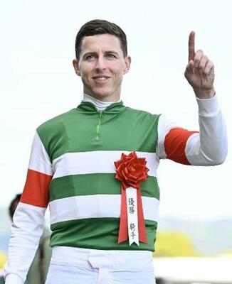 5月、第171回天皇賞・春をヘデントールで制し、ポーズをとるダミアン・レーン騎手=京都競馬場