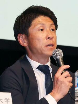 記者会見する駒大の藤田敦史監督=10日、東京都内