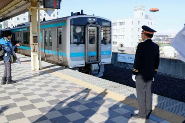 JR八戸線が全線で運転再開し、本八戸駅のホームに入る下り列車=30日午前