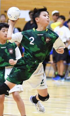 男子リーグ　ＨＣ栃木－野木ＪＨＣルーキーズ戦　後半１分、ＨＣ栃木・鈴木がシュートを決める＝野木中体育館