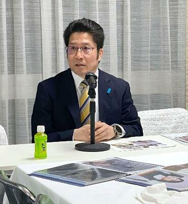　記者会見する拉致被害者家族会の横田拓也代表＝１４日午後、東京・永田町の自民党本部