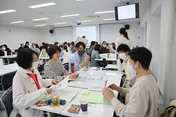 災害時の外国人との関わり方について議論する参加者