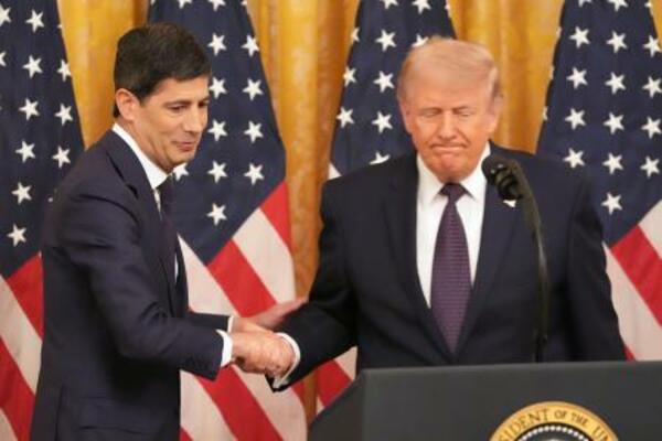 ホワイトハウスでの宣誓式でトランプ大統領と握手を交わすFRBのケビン・ウォーシュ新議長=22日、ワシントン(AP=共同)