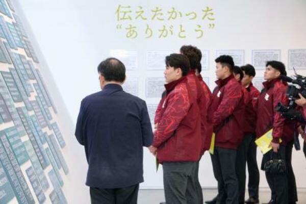 　東日本大震災に関する資料を見学する大栄（左から２人目）ら楽天の新人選手たち＝２６日、宮城県南三陸町