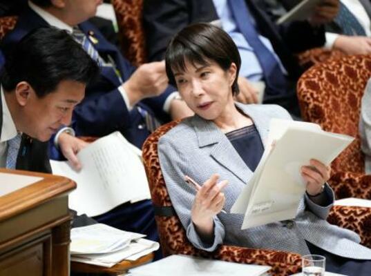 　参院予算委で木原官房長官（左）と話す高市首相＝１２日午後