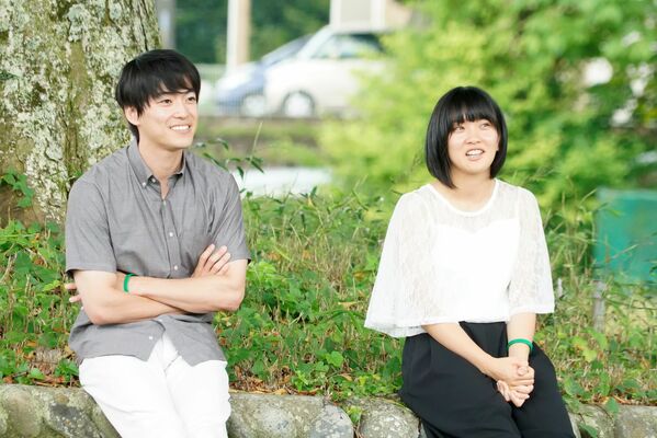 「ＹＯＵ達ＨＡＰＰＹ　映画版ひまわり」の一場面。まちおこしに奮闘する佑香（右）が、東京からやってきた夏生（大東駿介）と並んで座る
