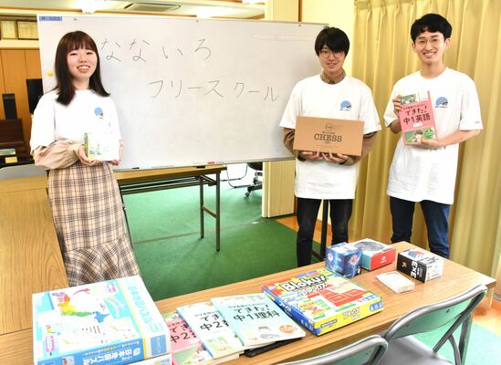 フリースクール開校に向け、準備を進める三上さん（左端）ら学生スタッフ＝６月中旬、宇都宮市峰１丁目