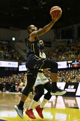 第1クオーター3分、ブレックスのニュービルがドライブからレイアップシュートを決める=ブレックスアリーナ宇都宮