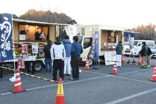 かしの森公園での出店が始まったキッチンカー