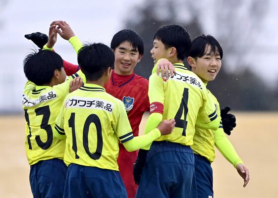 優勝し笑顔を見せる栃木ＳＣ　Ｕ12の選手たち＝真岡市の真岡ハイトラ運動公園陸上競技場
