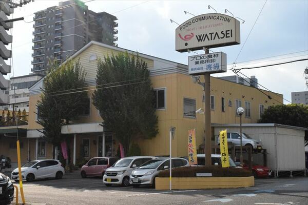 「白楊豚」を道の駅たかねざわ元気あっぷむらに納入していた渡清＝27日午後、宇都宮市東宿郷５丁目