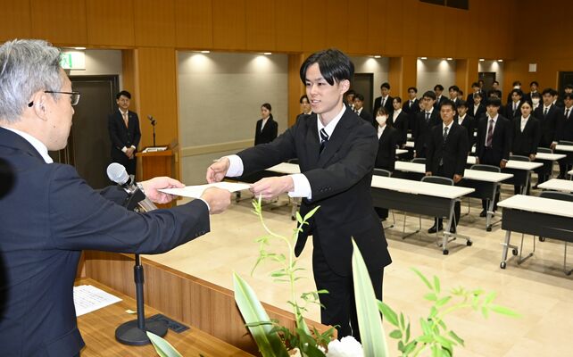 内定通知書を受け取る足銀の内定者＝１日午前、宇宮市内