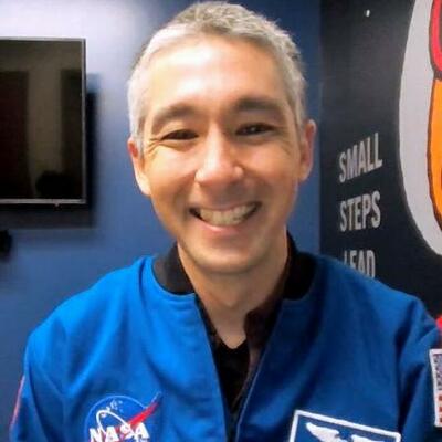 オンラインでインタビューに答えるNASAの宇宙飛行士候補のユリ・クボ氏