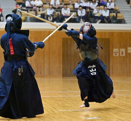 剣道女子個人決勝　小山の山口（右）がメンを狙う＝ユウケイ武道館