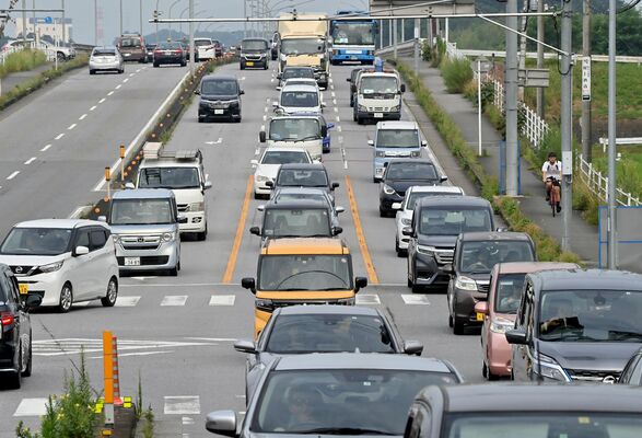 芳賀方面への通勤車両で混雑する柳田大橋周辺＝19日午前８時、宇都宮市道場宿町