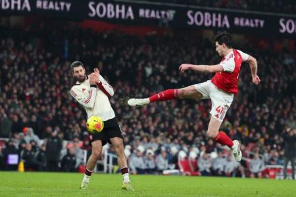 　イングランド・プレミアリーグのリバプール戦でシュートを放つアーセナルのデクラン・ライス＝８日、ロンドン（ゲッティ＝共同）