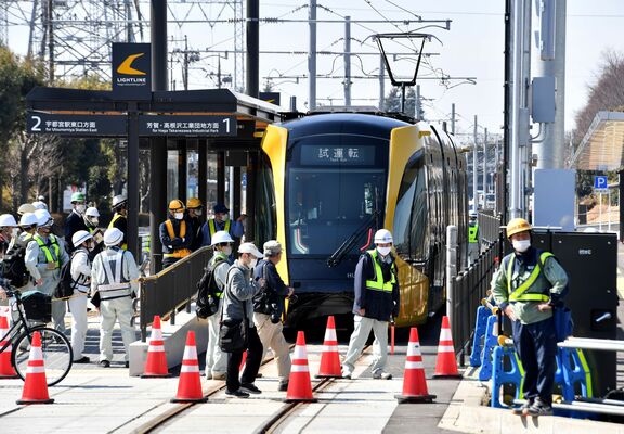 試運転で清原地区市民センター前停留場に入線するＬＲＴ＝１日午前11時50分、宇都宮市清原工業団地