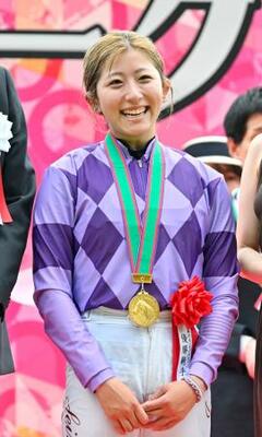 　第８７回オークスでジュウリョクピエロに騎乗し優勝した今村聖奈騎手。ＪＲＡ女性ジョッキー初の３歳クラシック制覇を遂げた＝２４日、東京都府中市の東京競馬場　