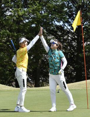 女子の部で８度目の優勝を飾った鈴木（右）・角田組