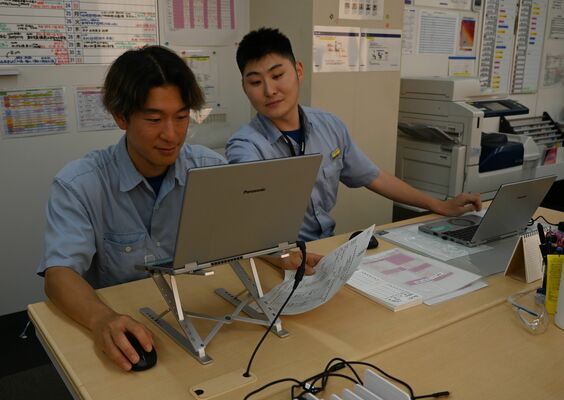 コマツで働く宇都宮青葉高等学園ＯＢの松下さん（左）＝５月25日、小山市横倉新田
