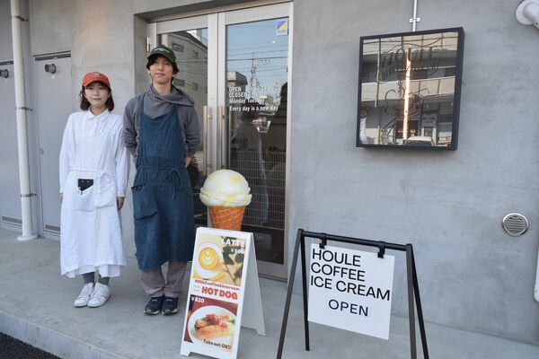 店先に立つ店主の木戸間海さんと妻琴弥さん