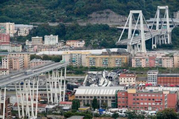 崩落したイタリア・ジェノバの高速道路高架橋=2018年8月(AP=共同)