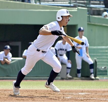 ４回、佐野日大の中沖が勝ち越しの右前適時打を放つ＝清原