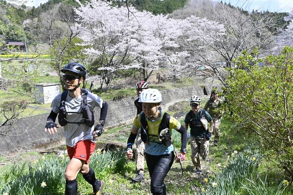 オオムラサキ公園の裏山を駆け上がる参加者
