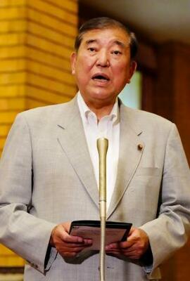 　九州地方の記録的大雨を受け、記者団の取材に応じる石破首相＝１１日午前、首相公邸