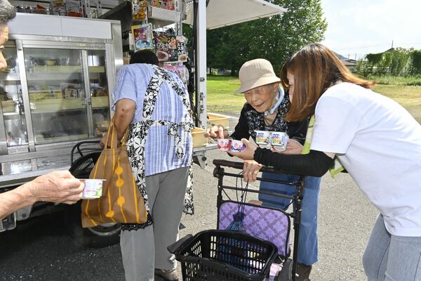 移動販売車で食料品などを購入する利用者