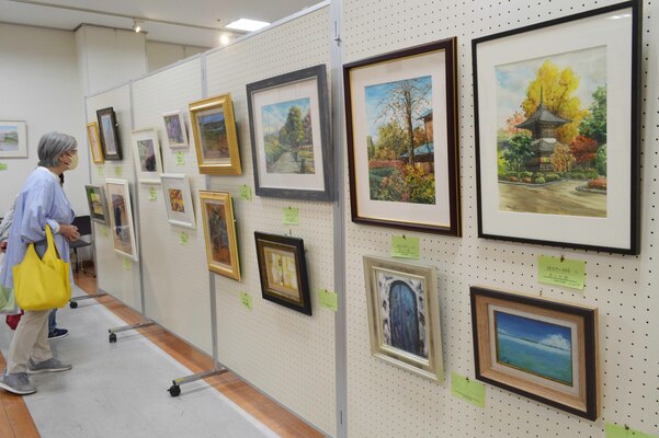 会員の作品が並ぶ会場