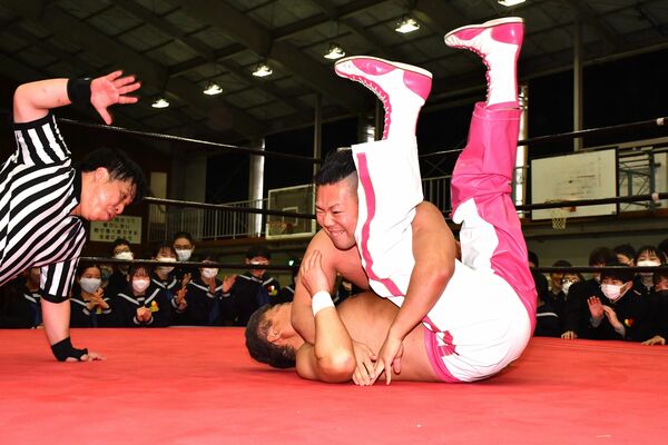 立志式で行われたプロレスの試合。相手をフォールする朱鷺選手