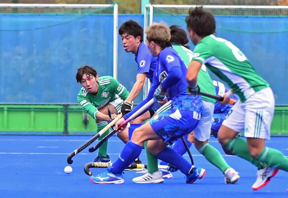 リーベ栃木のＤＦ植木が相手ゴール前へパスを出す＝今市青少年スポーツセンター人工芝競技場