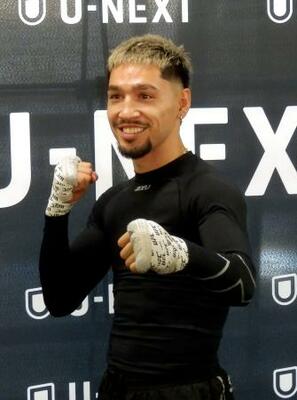 笑顔で撮影に応じるWBOフライ級王者のアンソニー・オラスクアガ=8日、東京都新宿区の帝拳ジム