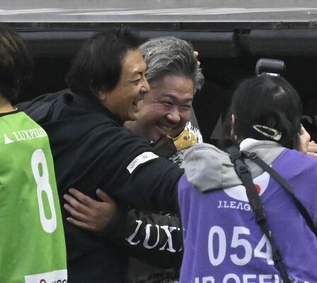 Ｊ２昇格が決まり、抱き合って笑顔を見せる栃木シティの今矢監督（左）と大栗社長＝ＣＦＳ、森田大地撮影