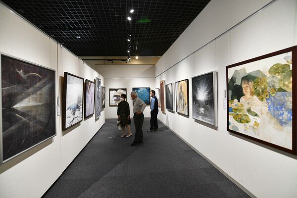 始まった春の院展＝１５日午前、さくら市氏家