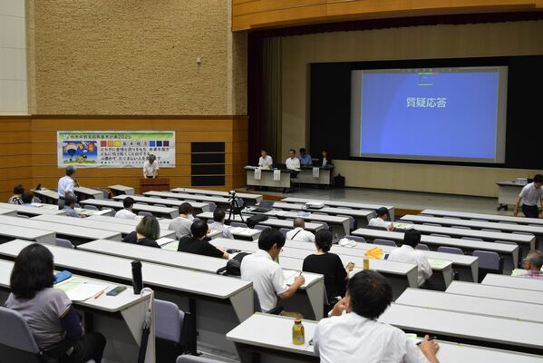 宇都宮市で開かれた県立高校再編計画案の説明会。県教委は８カ所で説明会を開き、さまざまな意見が聞かれた＝７月下旬、県総合教育センター