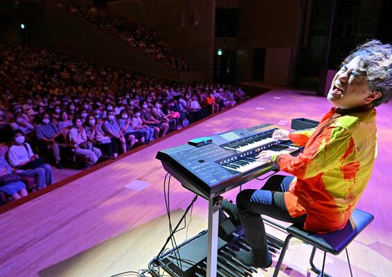 迫力ある演奏を披露する倉沢さん＝１日午後１時45分、宇都宮市本町
