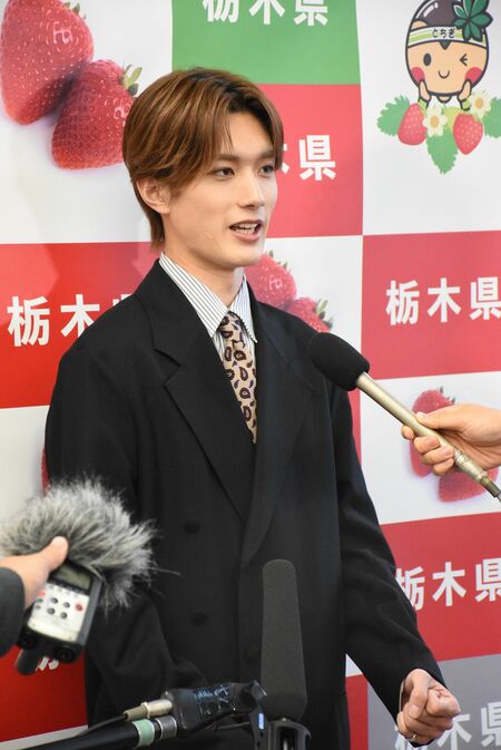 報道陣の質問に答える山中柔太朗さん
