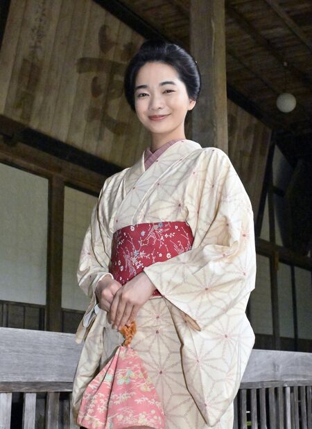 大関和をモチーフとした役柄に臨む見上愛＝大田原市黒羽田町の大雄寺、近藤文則撮影