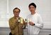 芳香剤「ＭＩＹＡＹＵＺＵ　ＲＯＯＭ　ＳＰＲＡＹ」を持つ床井代表（左）と北本技術専門職員＝25日午前、宇都宮市