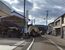 地震で倒壊した建物。道路の片側車線をふさいだ＝２日、石川県珠洲市（田保さん提供）